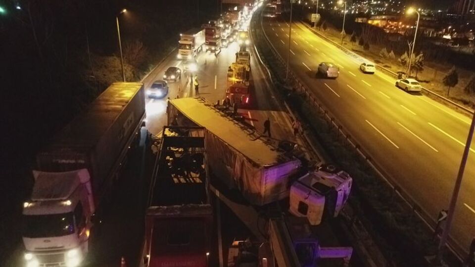 TEM'de TIR devrildi kilometrelerce araç kuyruğu oluştu