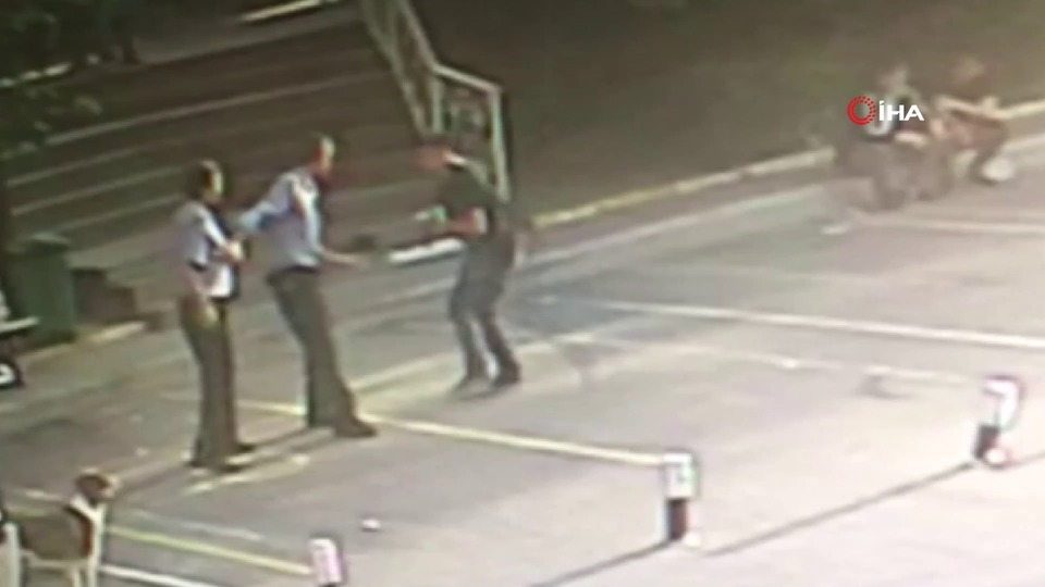 Güvenliğe bıçaklı saldırı kamerada!