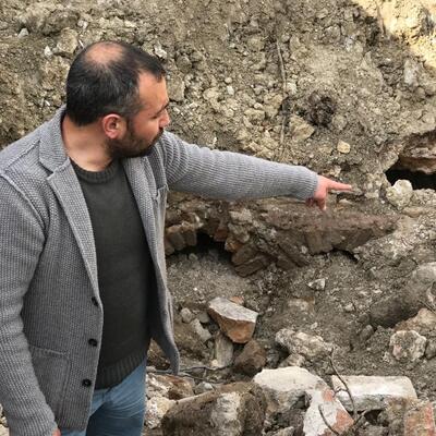 Baba yadigarı tarlayı düzelttirirken buldu!