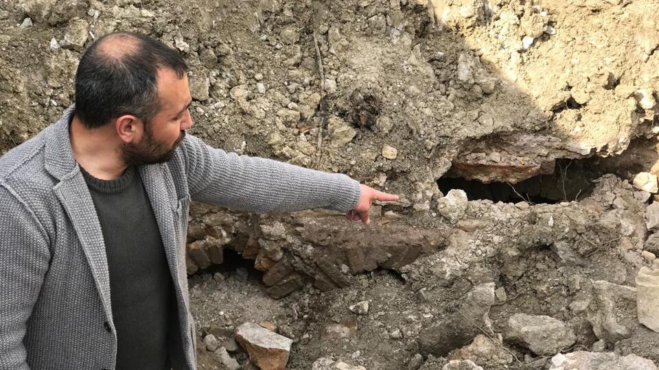 Baba yadigarı tarlayı düzelttirirken buldu!