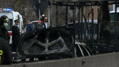 Öğrenci dolu otobüsü kaçırıp yaktı