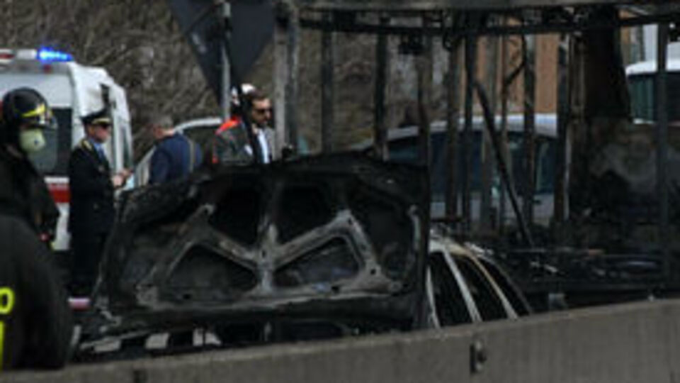 Öğrenci dolu otobüsü kaçırıp yaktı