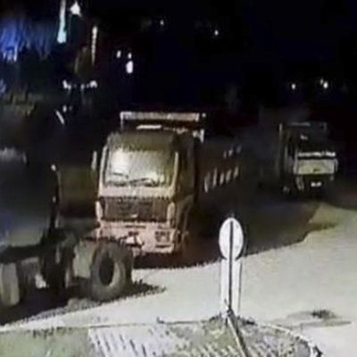 Kamyonu TIR'a bağlayıp böyle çaldılar!