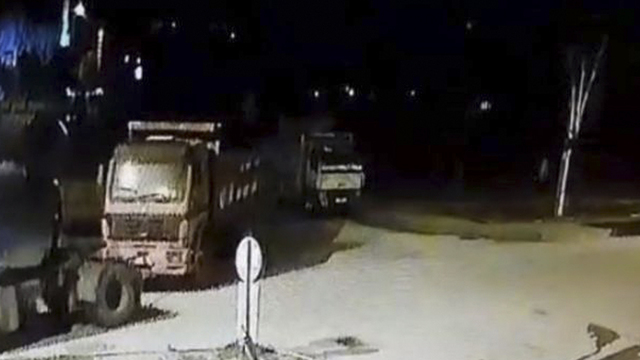 Kamyonu TIR'a bağlayıp böyle çaldılar!