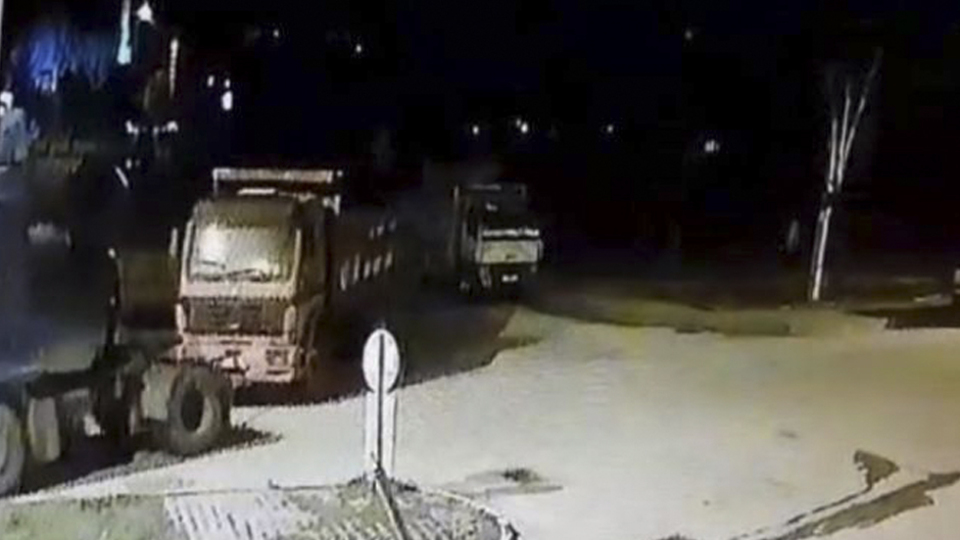 Kamyonu TIR'a bağlayıp böyle çaldılar!