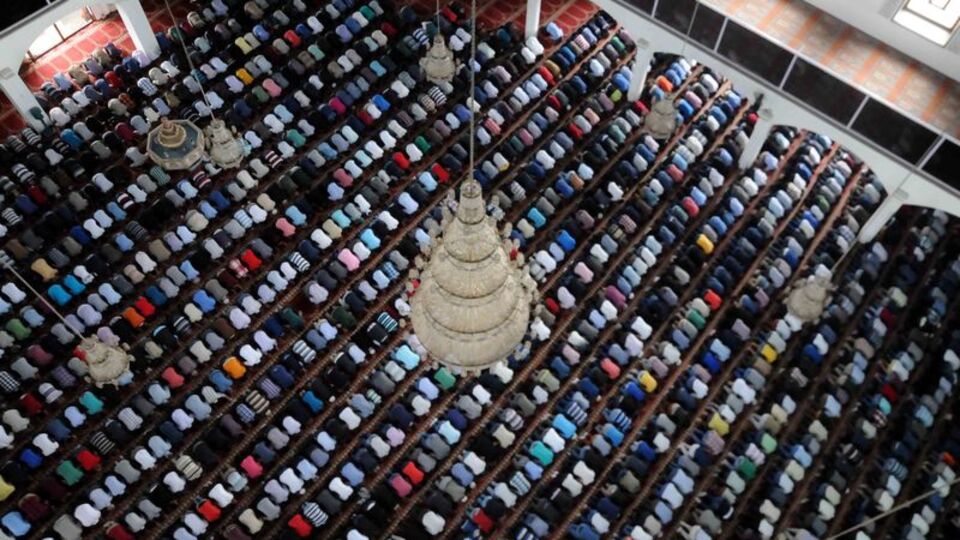 Isparta Cuma namazı saati kaçta?