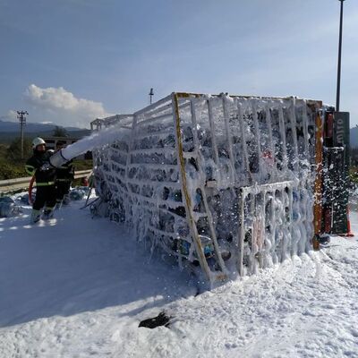 Korku dolu anlar tüp kamyonu devrildi!