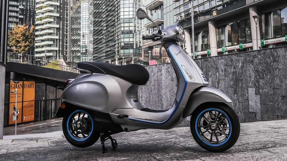Vespa'yı 'elektrik' çarptı!