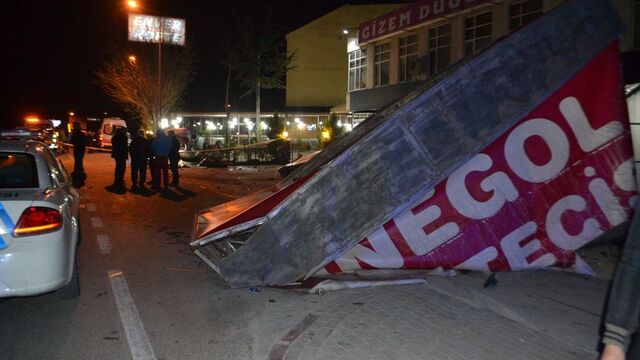 Otomobil köfteciye daldı: 1 ölü, 2 yaralı