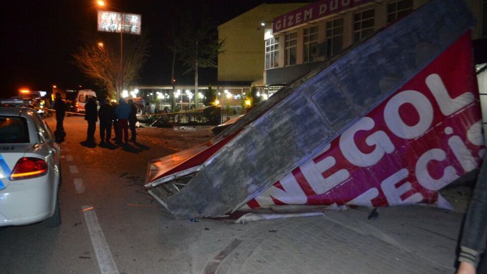 Otomobil köfteciye daldı: 1 ölü, 2 yaralı