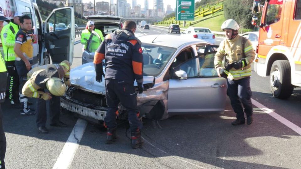 Ümraniye TEM'de trafik kazası!