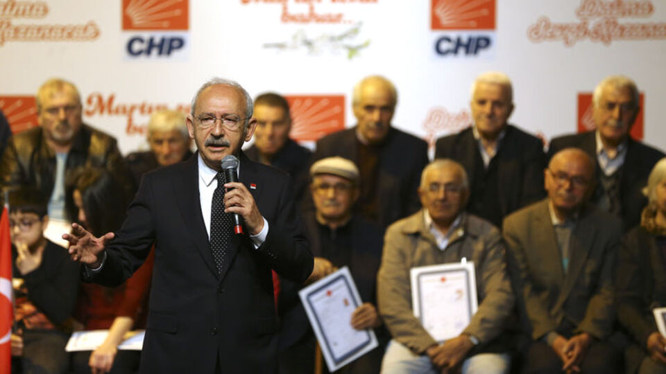Kılıçdaroğlu, Maltepe'de tapu dağıttı