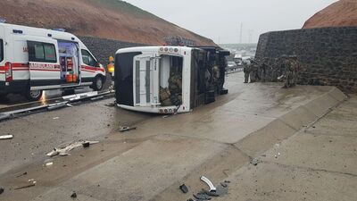 Askeri araç devrildi: 1 şehit, 20 yaralı