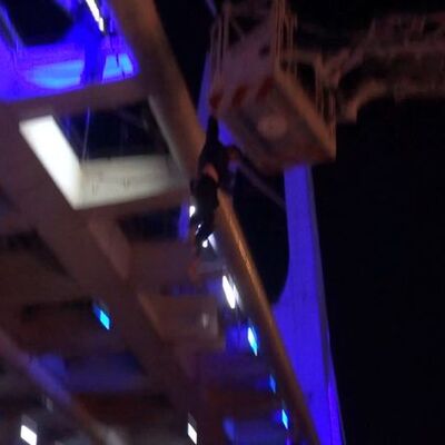 Bileklerini kesip üst geçitten atladı