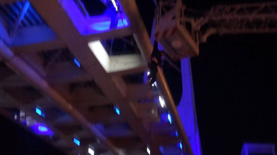 Bileklerini kesip üst geçitten atladı