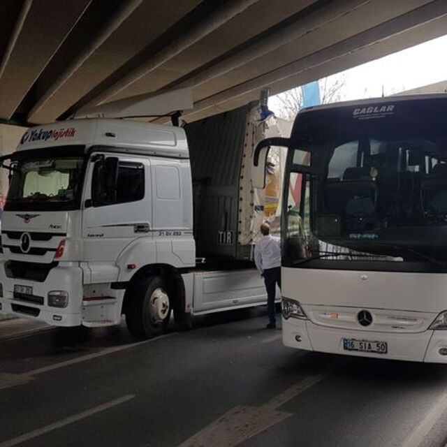 TIR ve otobüs aynı anda aynı yerde!