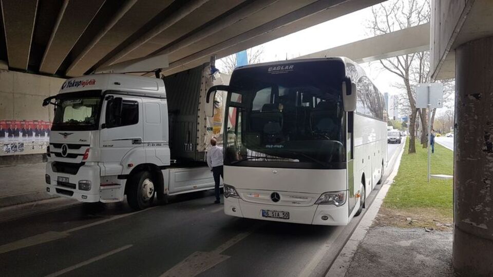 TIR ve otobüs aynı anda aynı yerde!