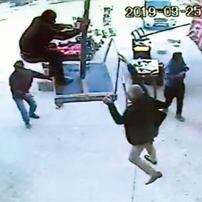 Şemsiyeyle havalandı! 10 dakika süren fırtınada akılalmaz olay