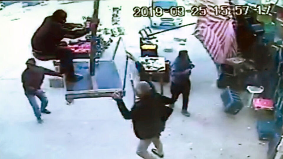 Şemsiyeyle havalandı! 10 dakika süren fırtınada akılalmaz olay