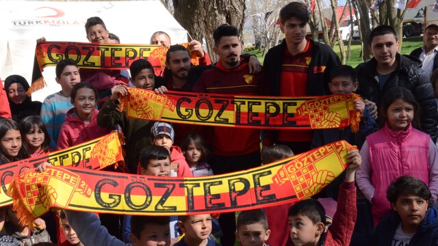 Göztepeli futbolcular çocuklarla maç yaptı