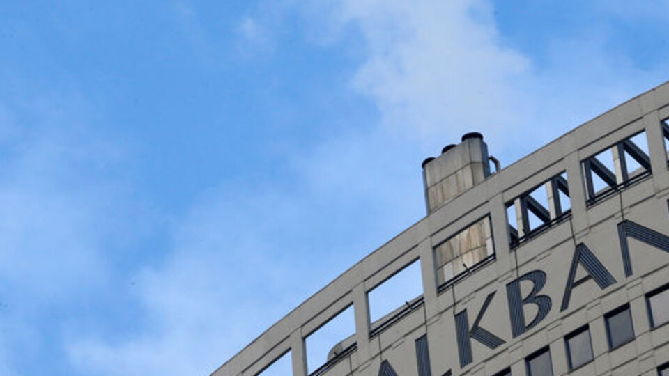 Fitch, Halkbank'ı negatif izlemeden çıkardı