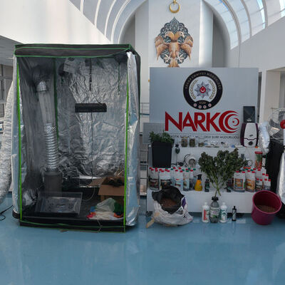 5 dil bilen şüphelinin evinden çıktı! Polis şaşırdı...