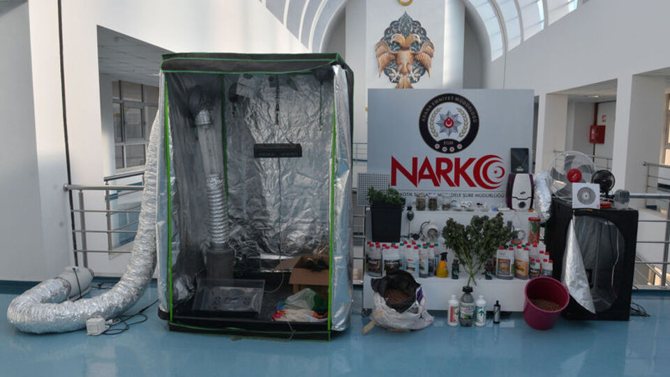 5 dil bilen şüphelinin evinden çıktı! Polis şaşırdı...