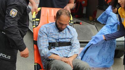 Kütüphanede çok acayip olay! Oturduğu sandalyeyle dışarı çıkarıldı