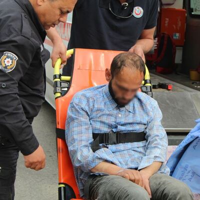 Kütüphanede çok acayip olay! Oturduğu sandalyeyle dışarı çıkarıldı