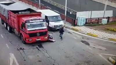 Küçük çocuk kamyonun altında kaldı!