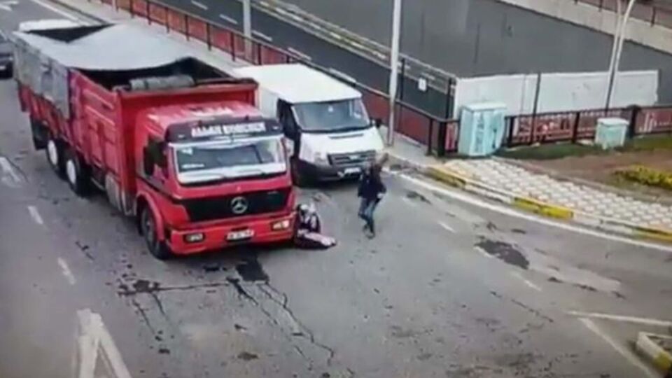 Küçük çocuk kamyonun altında kaldı!