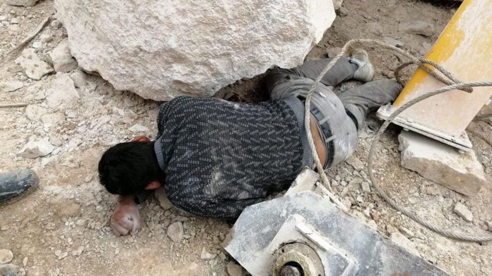 Üzerine vinç devrilen işçi ağır yaralandı