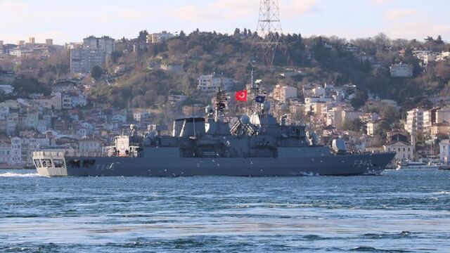 NATO gemileri Boğazı'dan geçti