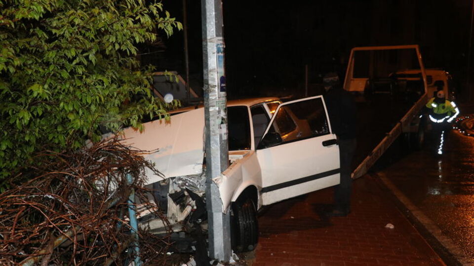 Kaza yaptılar, yardıma gelenlere tepkileri akılalmaz!