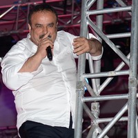 Direğe tırmanarak türkü söyledi