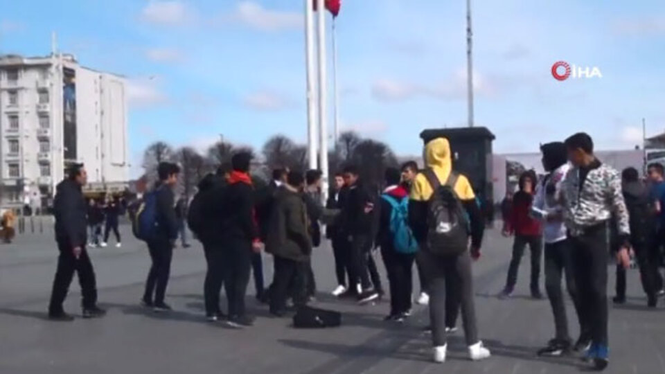 Taksim Meydanı'nda tekme tokat kavga!
