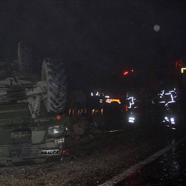 Askeri araç devrildi: 5 asker yaralı