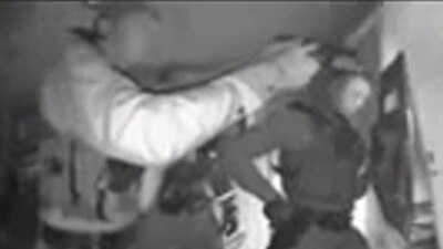 ABD'de aşı karşıtı ailenin evine polis baskını!