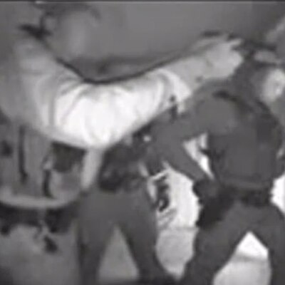 ABD'de aşı karşıtı ailenin evine polis baskını!