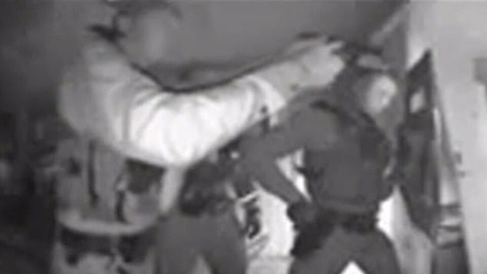 ABD'de aşı karşıtı ailenin evine polis baskını!