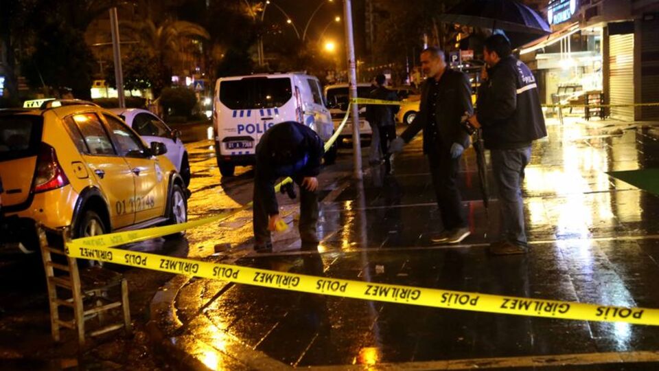 Bar önünde silahlı kavga! 1 ölü, 1 yaralı