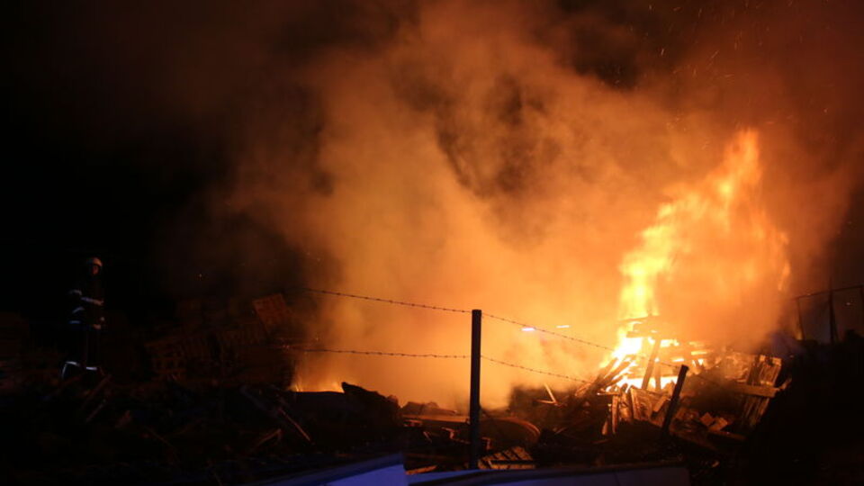 Palet fabrikasının deposunda yangın!