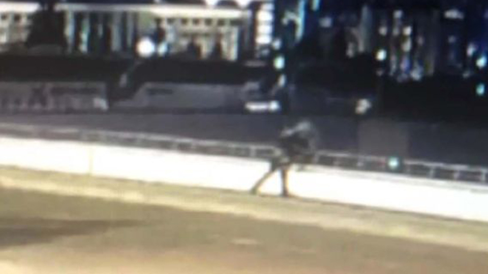 AŞTİ'de eşini perondan aşağı attı!