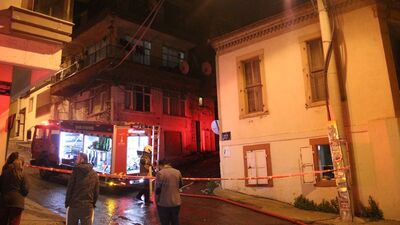 İzmir'de 3 katlı apartmanda yangın