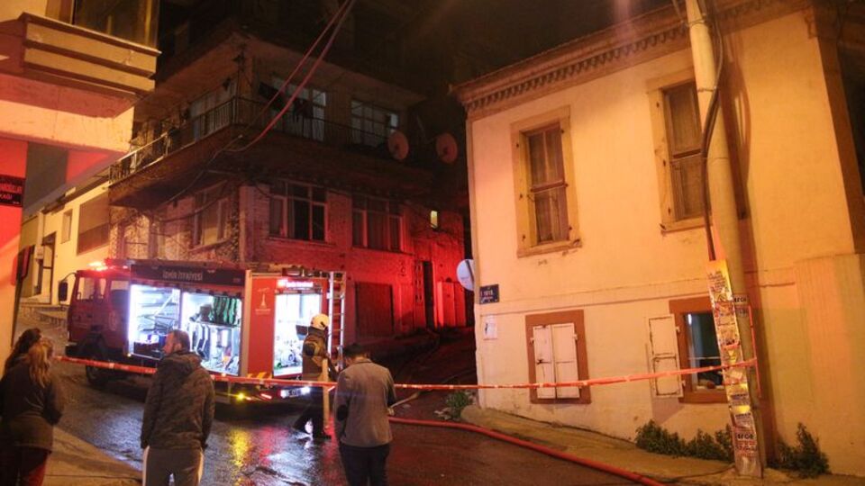 İzmir'de 3 katlı apartmanda yangın