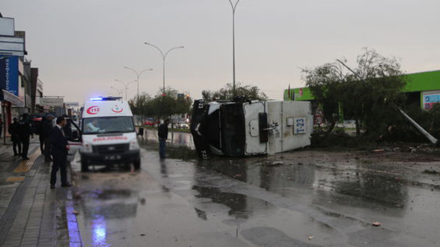 TOMA devrildi: 2 polis yaralı