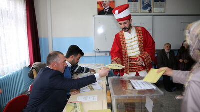 Sandığa böyle gitti, gören telefona sarıldı!