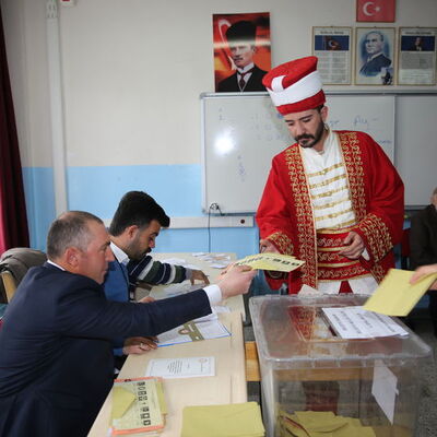 Sandığa böyle gitti, gören telefona sarıldı!