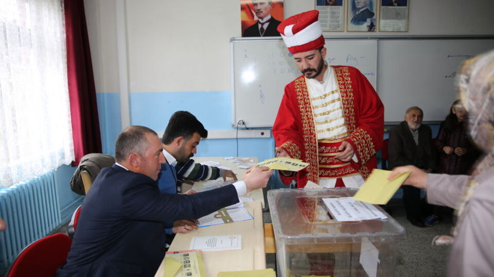 Sandığa böyle gitti, gören telefona sarıldı!