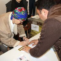 Hasta yatağından kalkıp oyunu kullandı